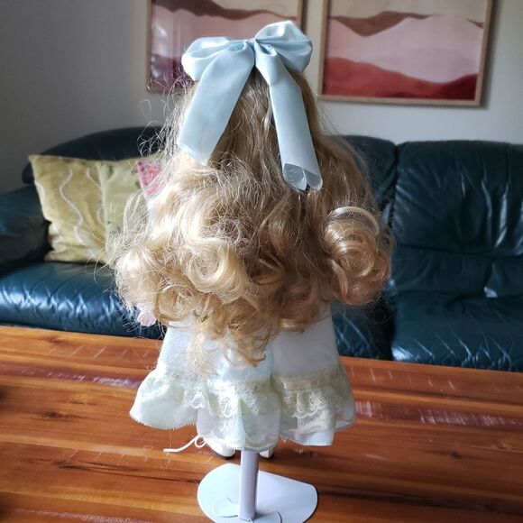Vintage porcelain doll. - Picture 7 of 12